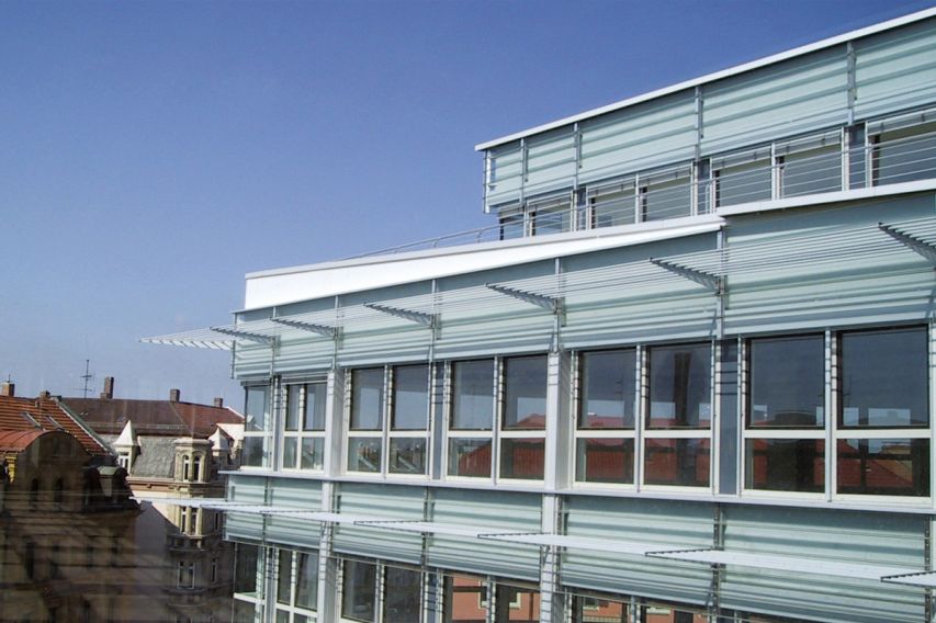 PARCSIDE NÜRNBERG | DETAIL GLASFASSADE MIT SONNENSCHUTZ